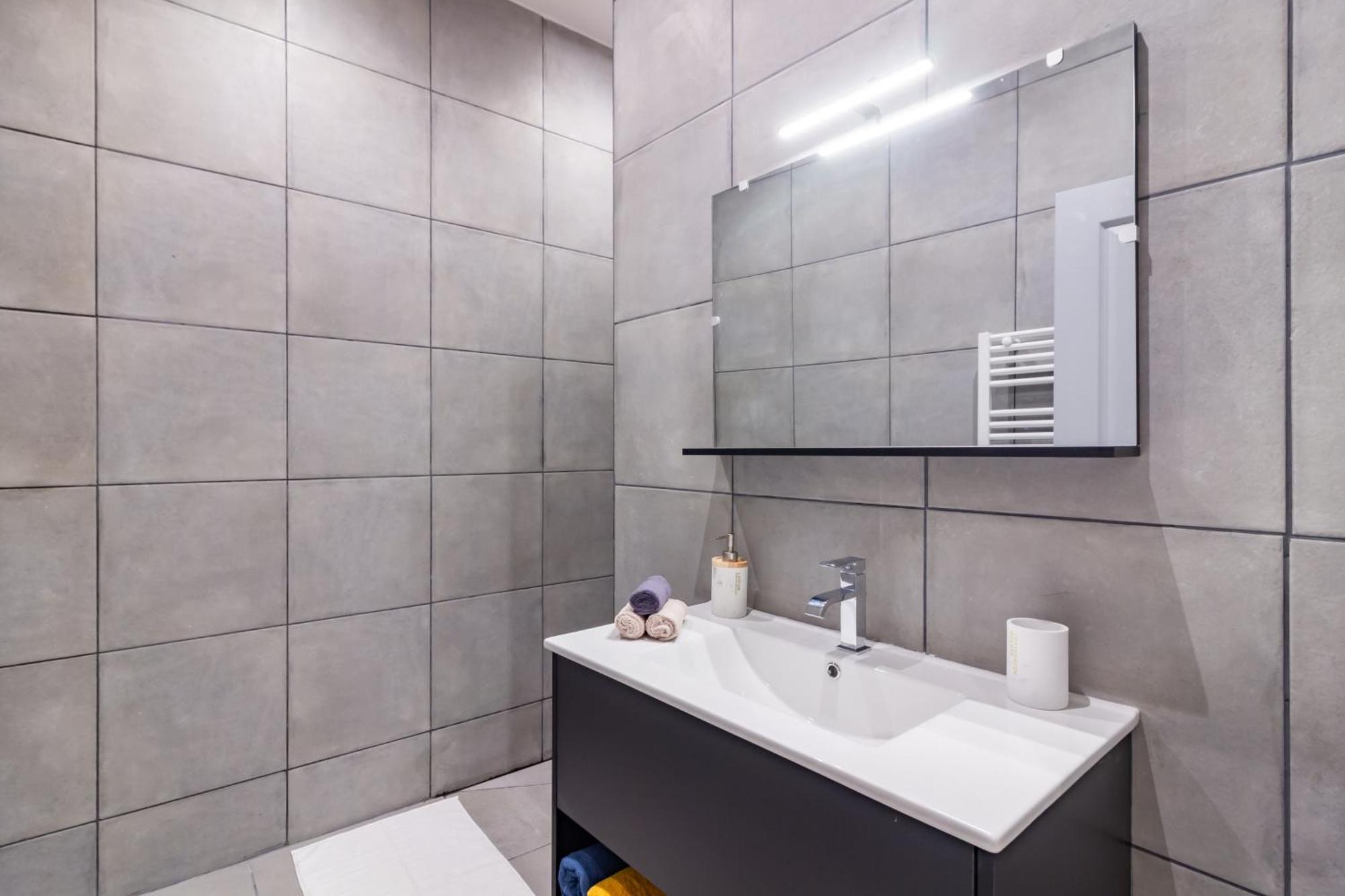 Spacieux Appartement En Plein Coeur De بزييه المظهر الخارجي الصورة